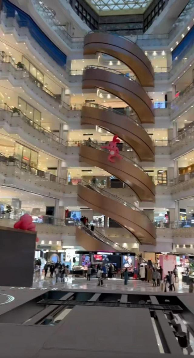 ▲网友拍摄的上海一商场内的螺旋形扶梯。图片来源/视频截图