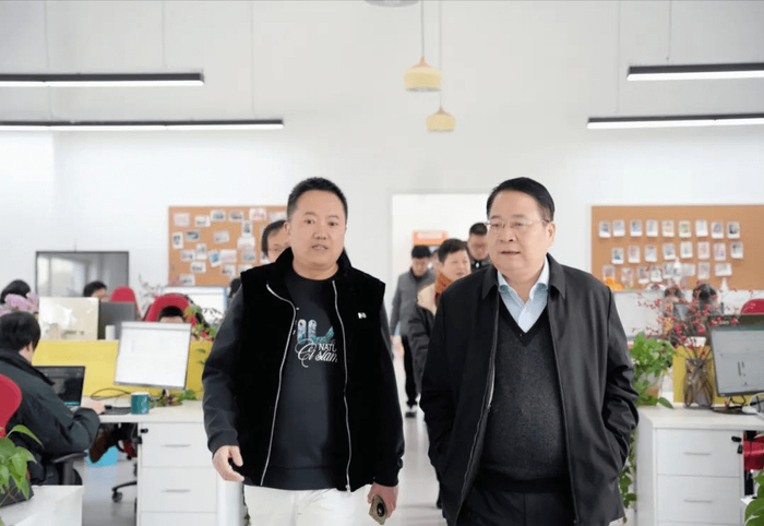 　　左:店+创始人 龙井 右:临平区委书记 陈如根