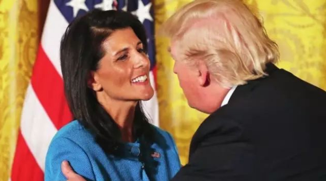  ·黑利（左）与特朗普。