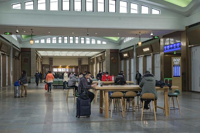 北京站部分候车室内配备了办公桌，供旅客使用。  新京报记者 郑新洽 摄
