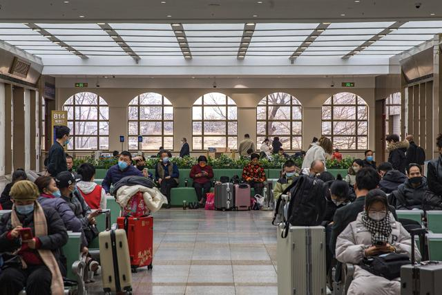 北京站第八候车室尽头，旅客透过几扇拱形的玻璃窗，可以望见年代更为久远的历史遗迹——明城墙。  新京报记者 郑新洽 摄