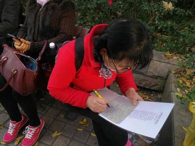 一位阿姨正在摘抄弥尔顿的《夏娃的爱情》。受访者供图