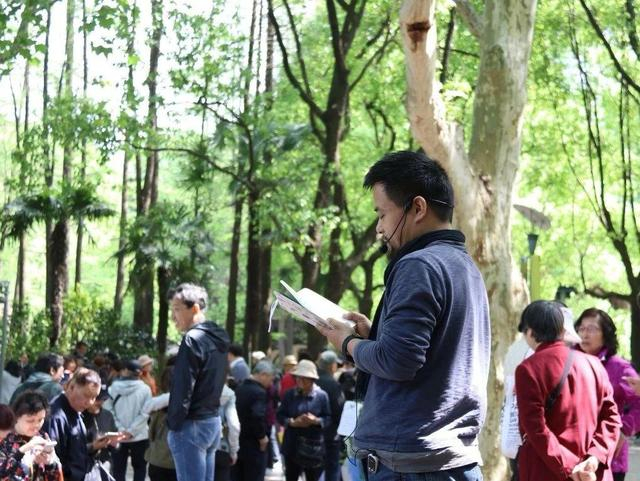 曹再飞读诗，和相亲角的老人们互不打扰。受访者供图