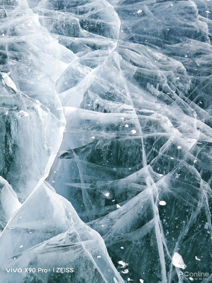 （呈冰裂纹以及冰面大气泡的白沙湖表面）