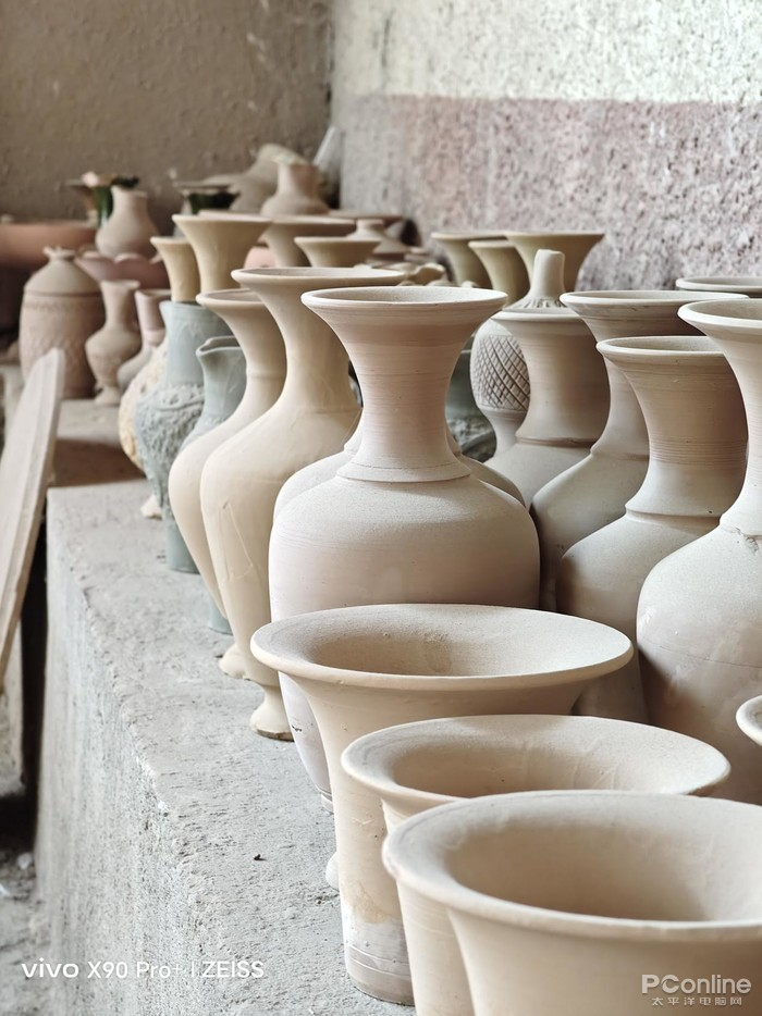 土陶工艺品，成品上都有艾特莱斯丝绸花纹