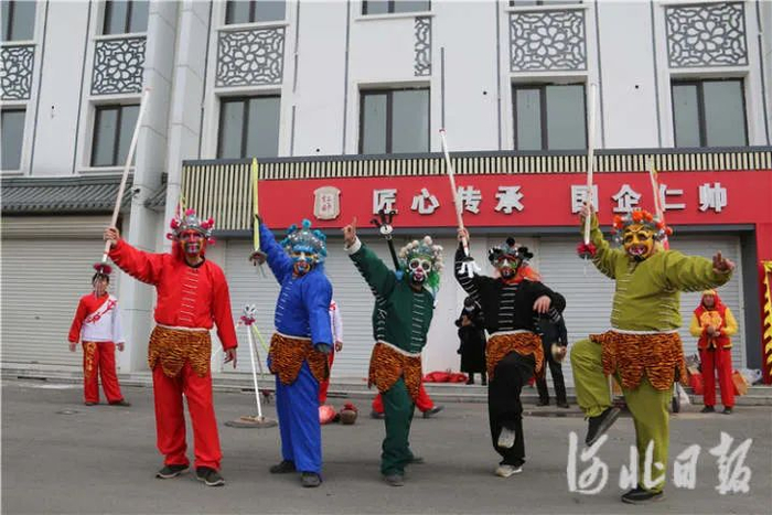 图为永清县农旅文化艺术节现场正在进行飞叉表演。