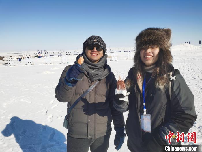 图为在呼伦贝尔大雪原上吃雪糕的台湾青年。　李爱平　摄