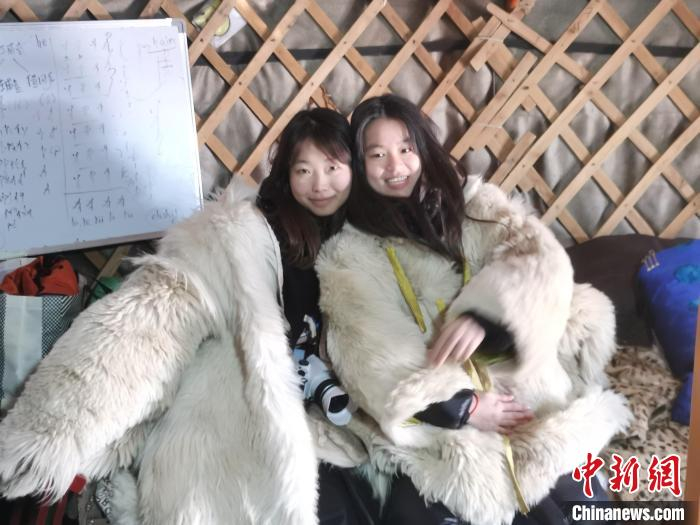 图为台湾青年在蒙古包内穿蒙古族皮袄。　李爱平 摄