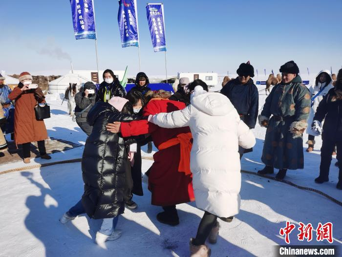 图为台湾青年体验摔跤。　李爱平 摄
