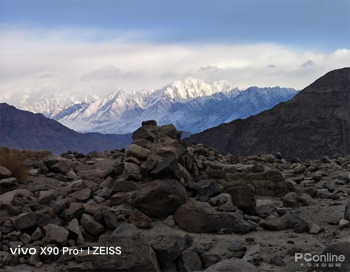 石头城内（远眺慕士塔格峰）