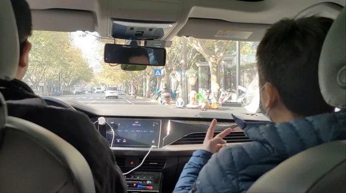 本职是驾校教练的吕师傅（右），为本本族提供陪驾服务