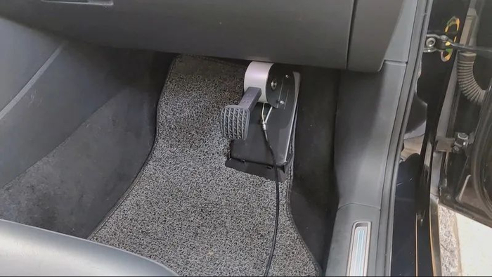 陪驾用车的副驾驶上，加装了刹车，以备紧急情况下，陪驾教练能即时制动