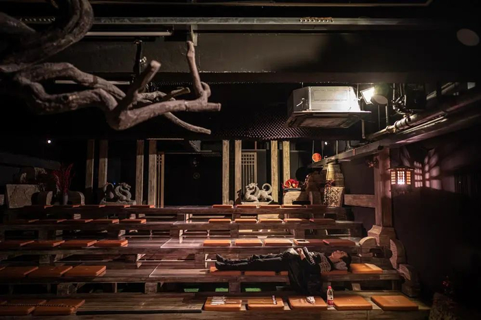 演出开始前，舞者陈柯在观众席休息。