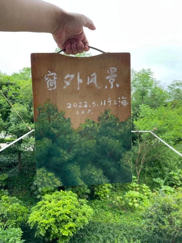 上海疫情期间，曹再飞在砧板上作画。受访者供图