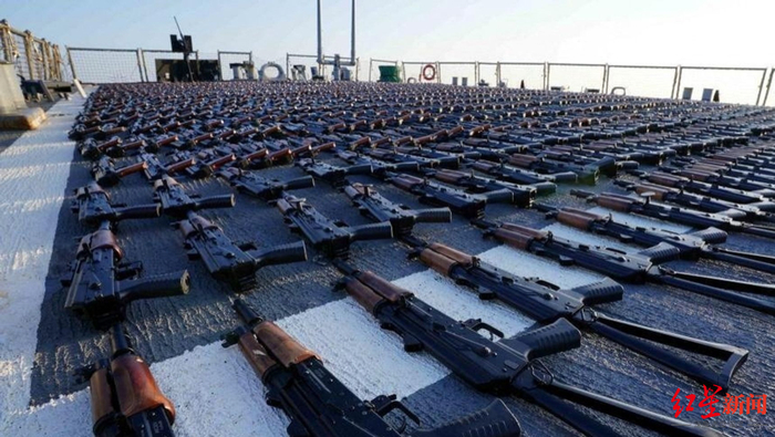 ↑从一艘渔船上缴获的突击步枪被放在甲板上