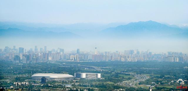 雪山、339天府熊猫塔和东安湖体育公园同框 资料图
