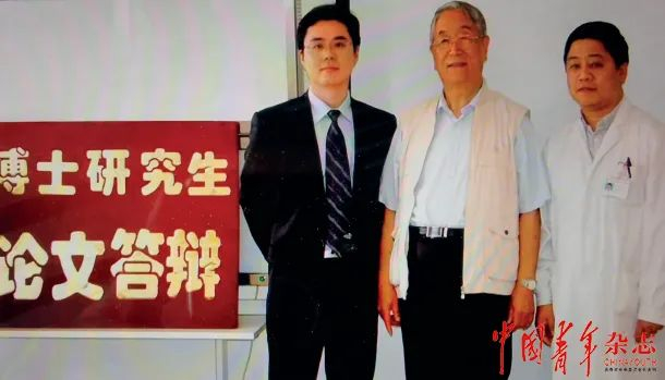 2005年，张骞（左）完成博士论文答辩后，与导师郭应禄院士（中）、金杰教授（右）合影