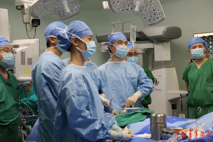 张骞（中）每周例行的手术日，来自全国各大医院在北大医院进修的外科大夫只要手上没活儿，都会来手术室旁观 本刊记者 彭姝疑 摄