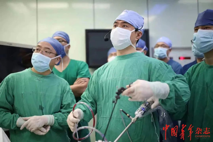 张骞（中）在手术演示中