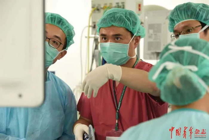 张骞（中）在台湾腔镜培训中心指导手术