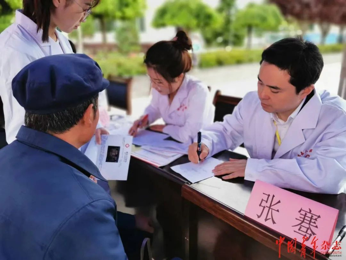 张骞（右）在甘肃岷县义诊现场