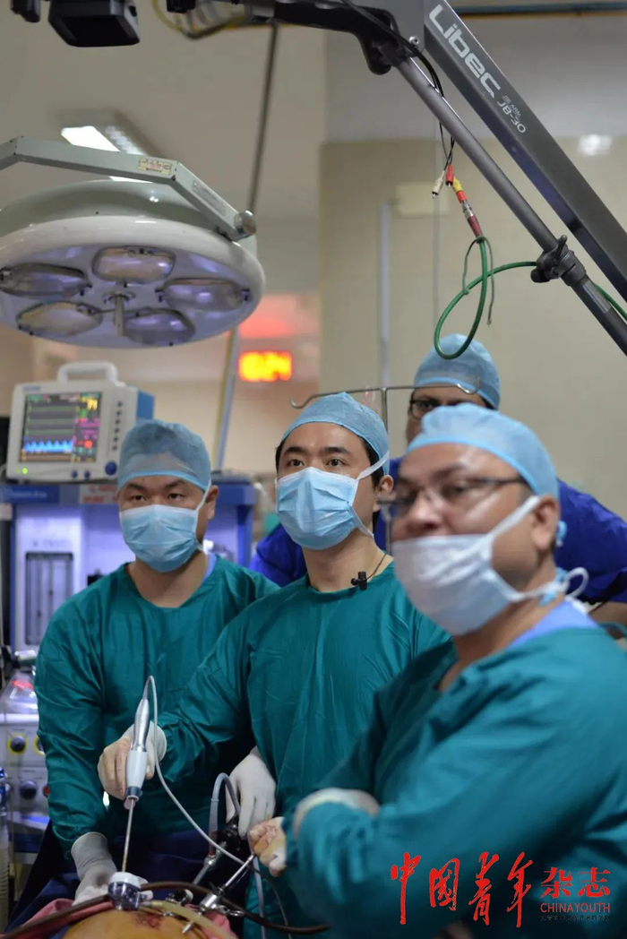 “‘一带一路’腔镜行”中，张骞（中）在孟加拉国进行手术演示和讲学
