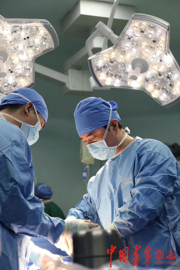 张骞（右）在手术中 本刊记者 彭姝疑 摄
