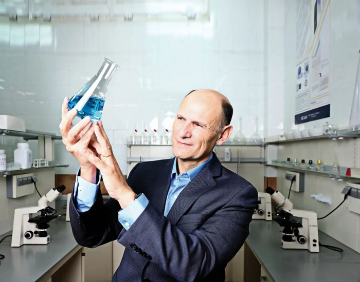 西班牙科学家胡安 ·卡洛斯 · 伊斯皮苏亚 · 贝尔蒙特 ，他于2016年培育出了一种转基因小鼠