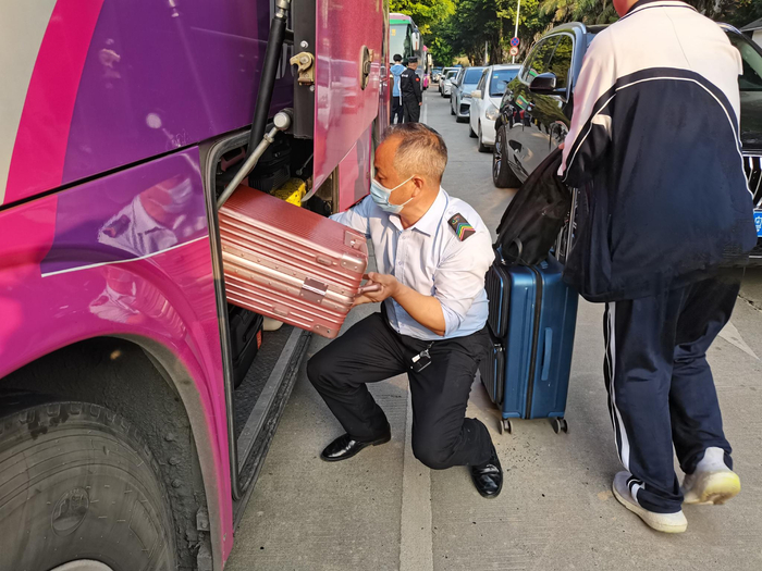 司机帮助学生将行李装车。（深圳巴士集团第三分公司供图）