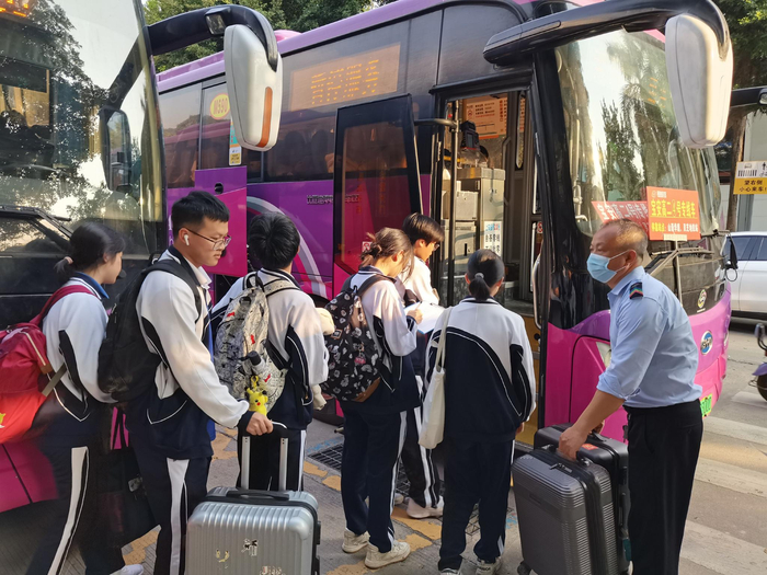 通学定制专线平均每周运送宝安第一外国语学校人数约1800人。（深圳巴士集团第三分公司供图）