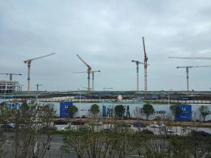 正在建设的地标——未来之门。梁宝欣/摄