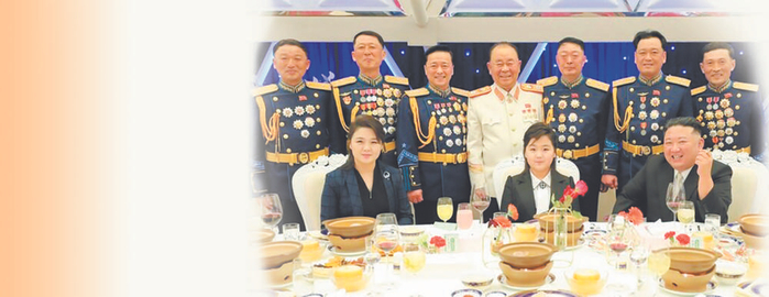     2月7日，金正恩携金主爱走访朝鲜人民军官兵宿舍后参加宴会。