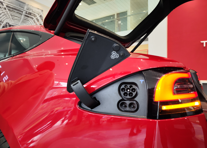 特斯拉Model S Plaid充电口。 华龙网-新重庆客户端 赵广 摄