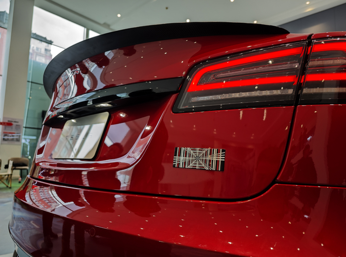 特斯拉Model S Plaid“方格花”标识。 华龙网-新重庆客户端 赵广 摄