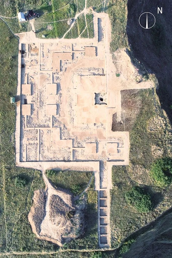 ▲四角坪遗址中心高台与附属建筑发掘全景。