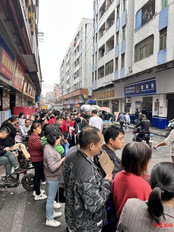 ↑元宵节后的招工街，制衣厂老板举着牌子招工