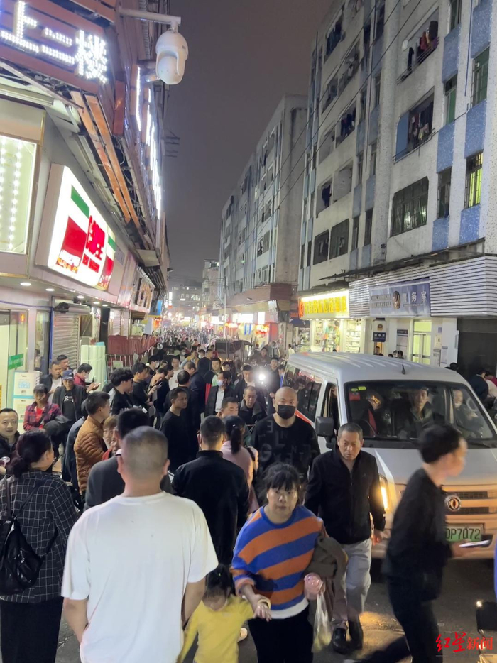 ↑下午6点到凌晨，是制衣村最忙碌的时候。夜晚的招工街依旧水泄不通，有一定消防安全隐患