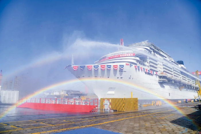 　　2021年12月17日，中国首艘自主建造大型邮轮H1508船，在上海外高桥造船有限公司坞内起浮。图/外高桥造船提供