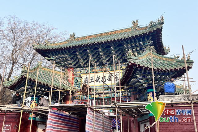 工人对岳飞庙进行修缮。张香丽　摄