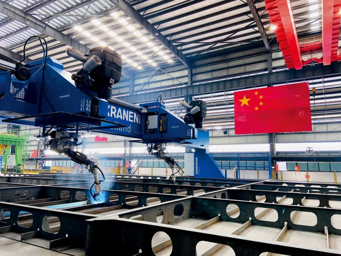 　外高桥造船的薄板智能生产车间。