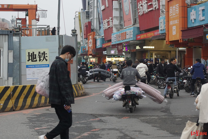 ↑拉布的小电驴在康鹭街头随处可见