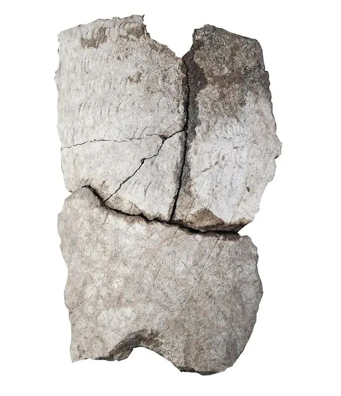 ▲四台遗址出土的筒形罐残片。