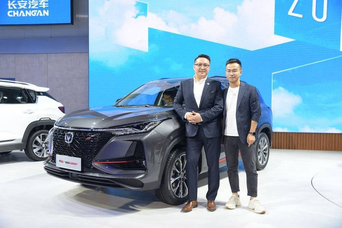 陈政（左）和他主导设计的CS-75 PLUS