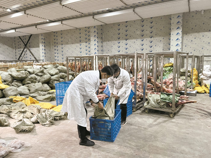 图为工作人员正忙着将牛肉出库。拉萨融媒记者莫瑞英摄