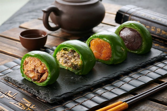 图说：上海德兴馆今年有四种口味青团，其中黑松露菜肉青团、鲍鱼陈皮猪肉青团为中华路店特供品种