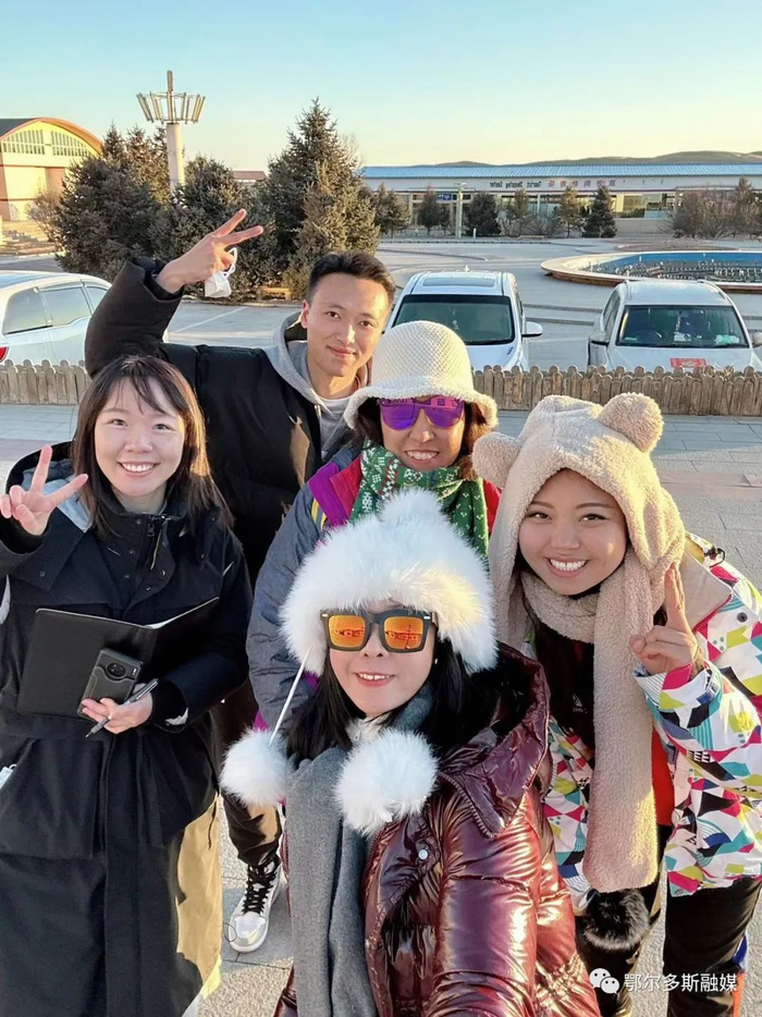 ▲热情的广东游客们和鄂尔多斯市融媒体中心记者拍照留念