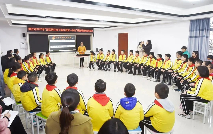 湛江市举办“互联网环境下教育城乡一体化”课堂观摩培训活动。刘冀城 摄