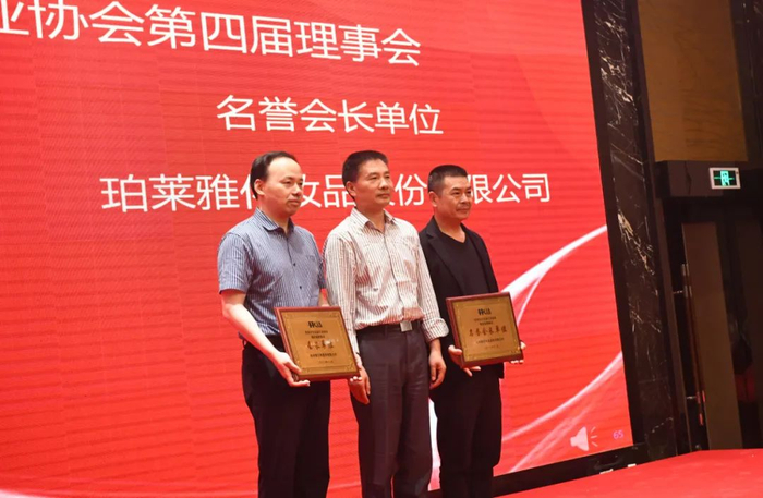 　　▲浙江省药品监督管理局林祥国处长授牌