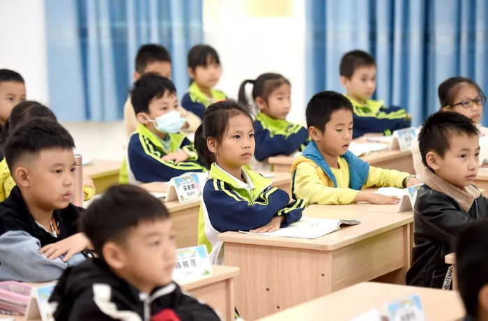 学生们正在新建教学楼的教室里上课。刘冀城 摄