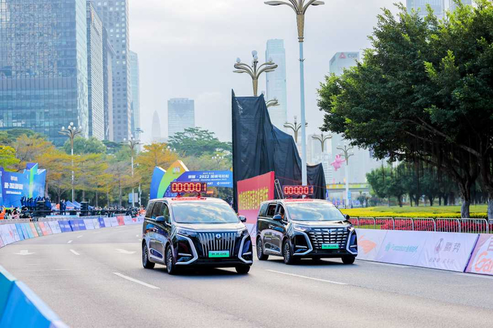 图为腾势汽车携新能源汽车D9为参赛选手护航。
